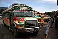 Pestrofarebn� guatemalsk� autobusy